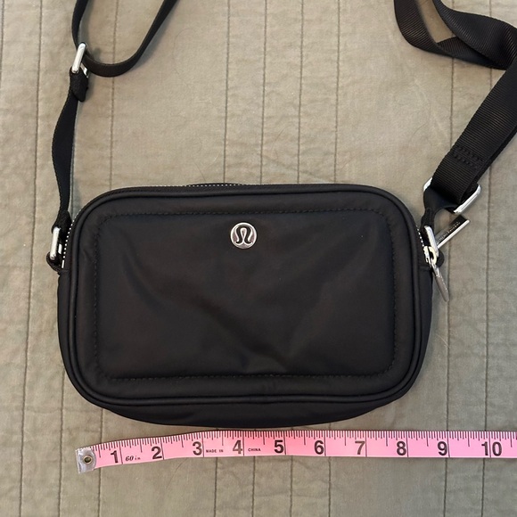 Lululemon Crossbody Camera Bag 2L - Picture 8 of 9